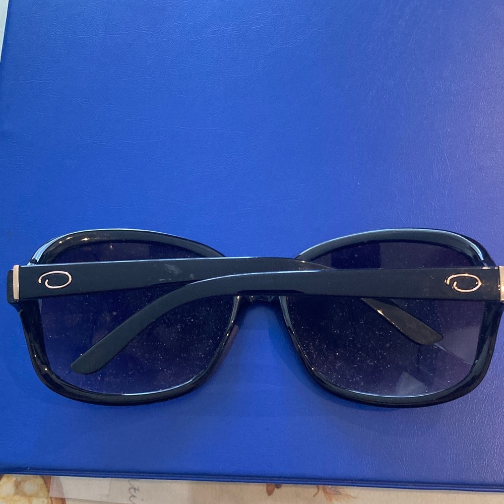Oscar de la Renta Black Sunglasses with Dark Blue Lenses